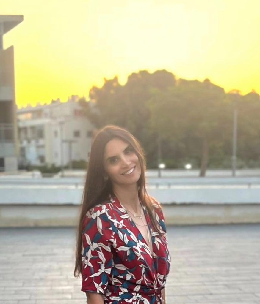 Picture of woman in front of body of water